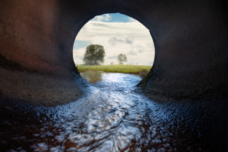 Wasser fließt aus einem Tunnel